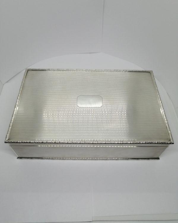 Cave à cigares en argent massif, entièrement guilloché, de la prestigieuse maison Anglaise Mappin&Webb, 1936.