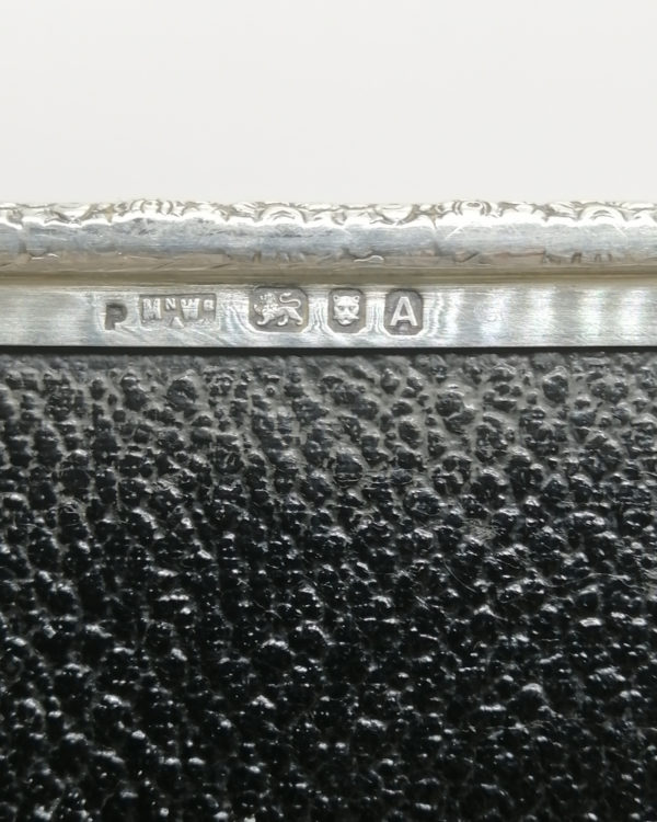 Cave à cigares en argent massif, entièrement guilloché, de la prestigieuse maison Anglaise Mappin&Webb, 1936. – Image 8