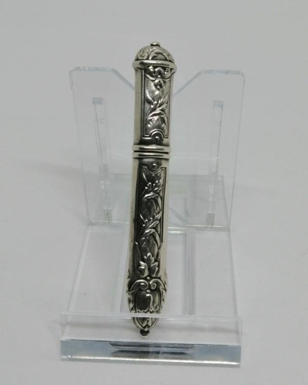 Porte-aiguille de couture, argent massif, décor feuillagé, 1900.
