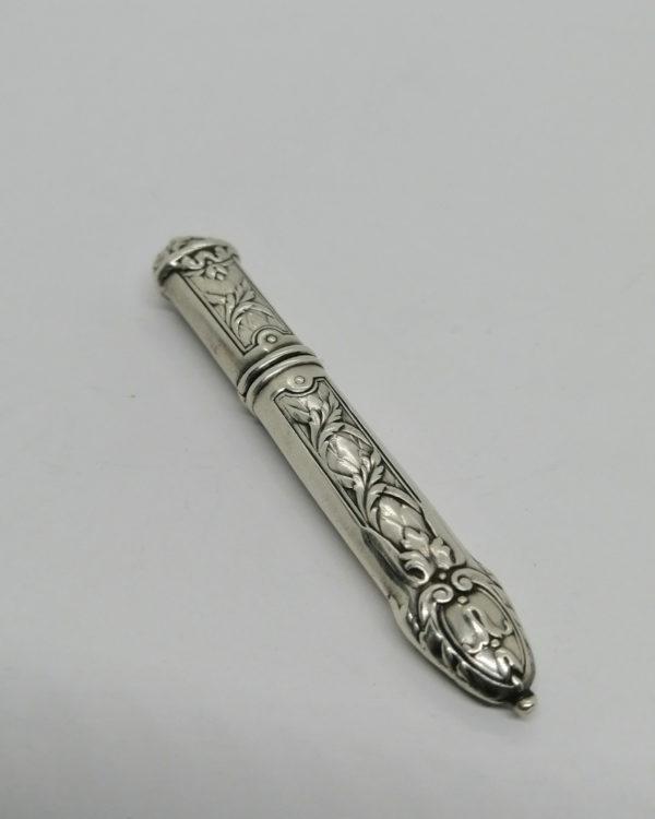 Porte-aiguille de couture, argent massif, décor feuillagé, 1900. – Image 2