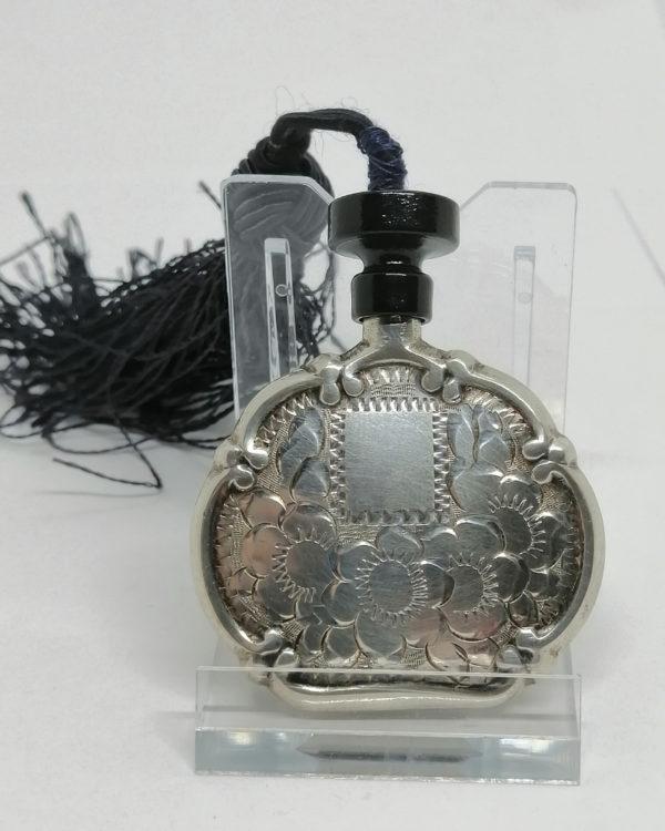 Flacon à parfum de poche, argent massif et son pompon, vers 1930.
