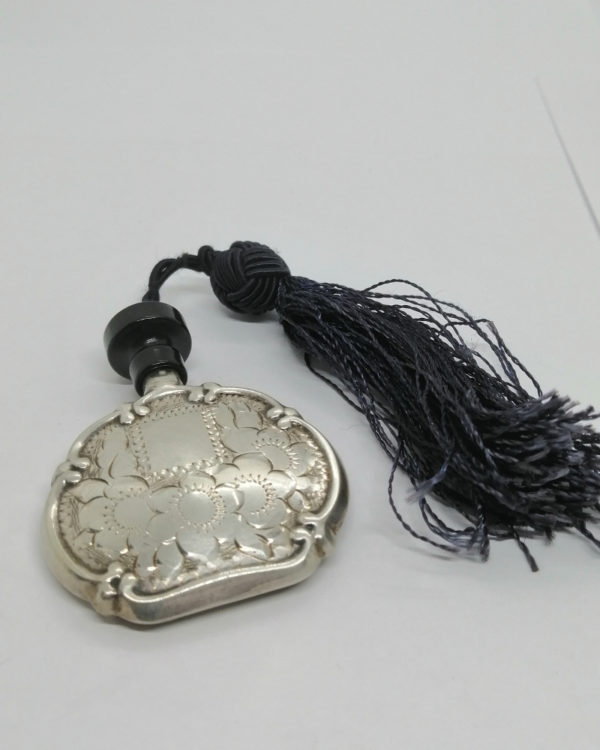 Flacon à parfum de poche, argent massif et son pompon, vers 1930. – Image 4
