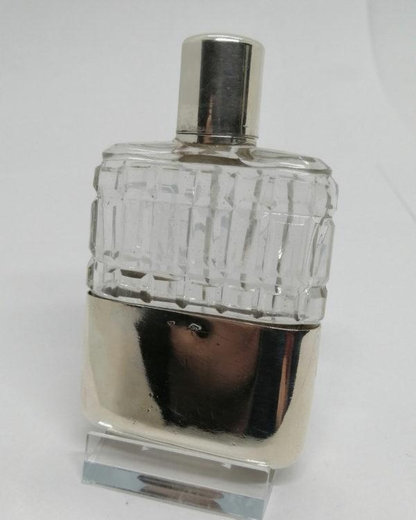 Flasque à alcool, de poche en cristal taillé et argent massif, vers 1925-30.