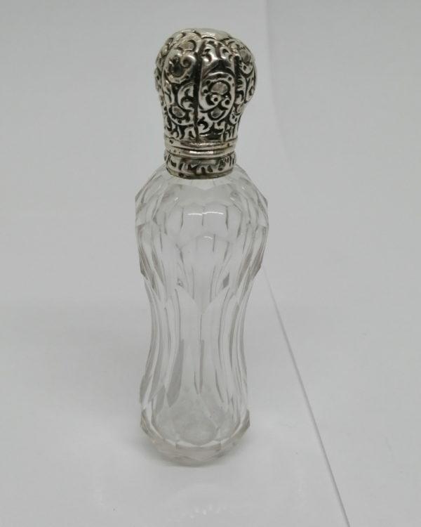 Flacon à sels ou de pâmoison, en cristal taillé et monture argent massif.