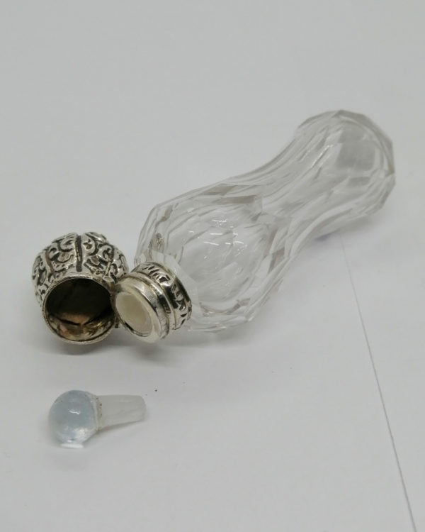 Flacon à sels ou de pâmoison, en cristal taillé et monture argent massif. – Image 3