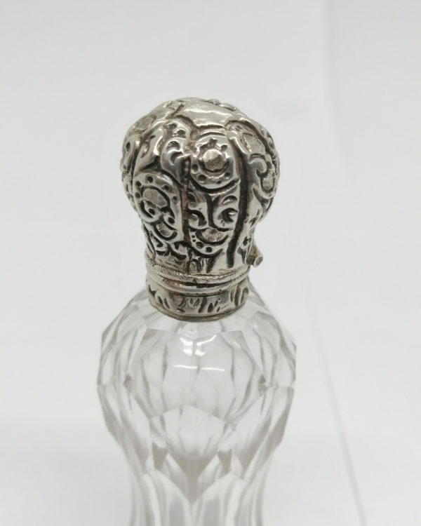 Flacon à sels ou de pâmoison, en cristal taillé et monture argent massif. – Image 4