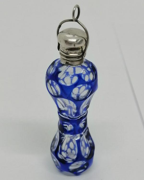 Flacon à sels ou de pâmoison, petit modèle rare de couleur bleu, vers 1860.