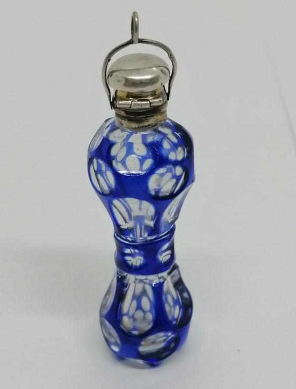 Flacon à sels ou de pâmoison, petit modèle rare de couleur bleu, vers 1860. – Image 2