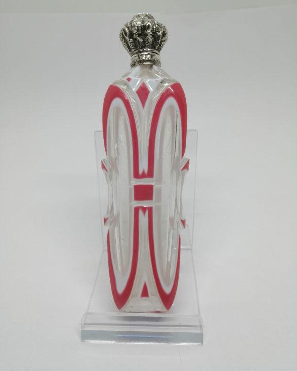Flacon à sels ou de pâmoison, cristal overlay et argent, 19ième siècle.