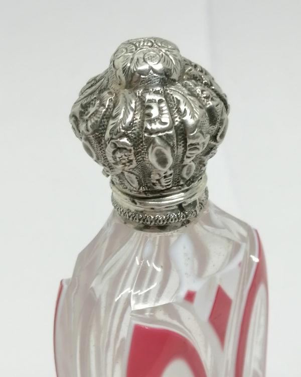 Flacon à sels ou de pâmoison, cristal overlay et argent, 19ième siècle. – Image 5