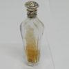 Flacon à sels ou de pâmoison en cristal taillé, bouchon décor floral et feuillagé, vers 1890.