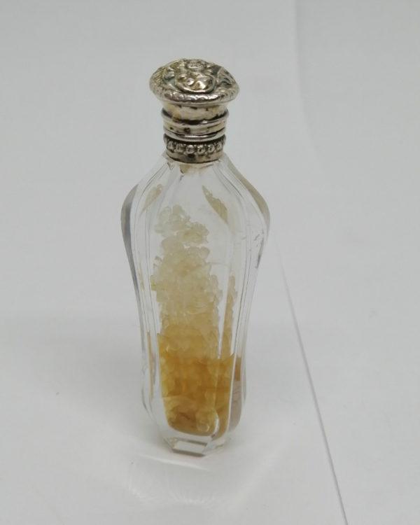 Flacon à sels ou de pâmoison en cristal taillé, bouchon décor floral et feuillagé, vers 1890.