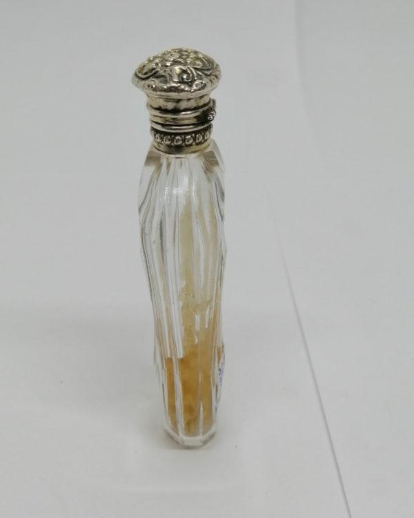 Flacon à sels ou de pâmoison en cristal taillé, bouchon décor floral et feuillagé, vers 1890. – Image 2