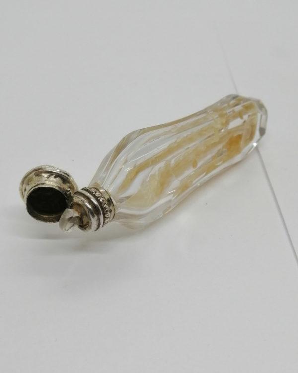 Flacon à sels ou de pâmoison en cristal taillé, bouchon décor floral et feuillagé, vers 1890. – Image 3