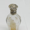 Flacon à sels ou de pâmoison en cristal taillé, bouchon décor floral et feuillagé, vers 1890. – Image 4