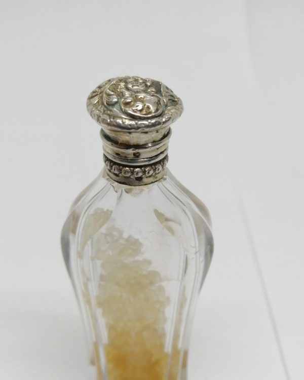 Flacon à sels ou de pâmoison en cristal taillé, bouchon décor floral et feuillagé, vers 1890. – Image 4