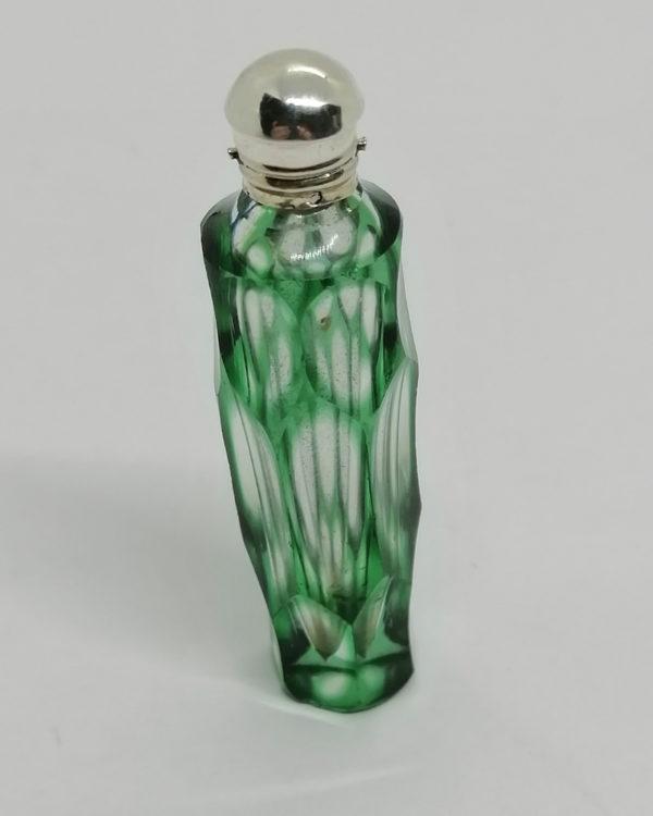 Flacon à sels ou de pâmoison, petit et rare modèle de couleur vert, vers 1860.