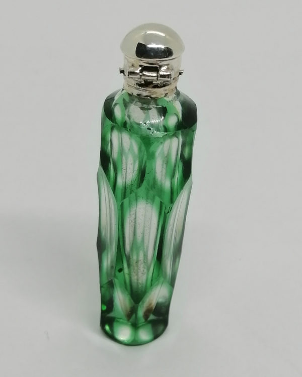 Flacon à sels ou de pâmoison, petit et rare modèle de couleur vert, vers 1860. – Image 2