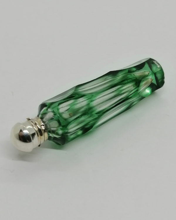 Flacon à sels ou de pâmoison, petit et rare modèle de couleur vert, vers 1860. – Image 3