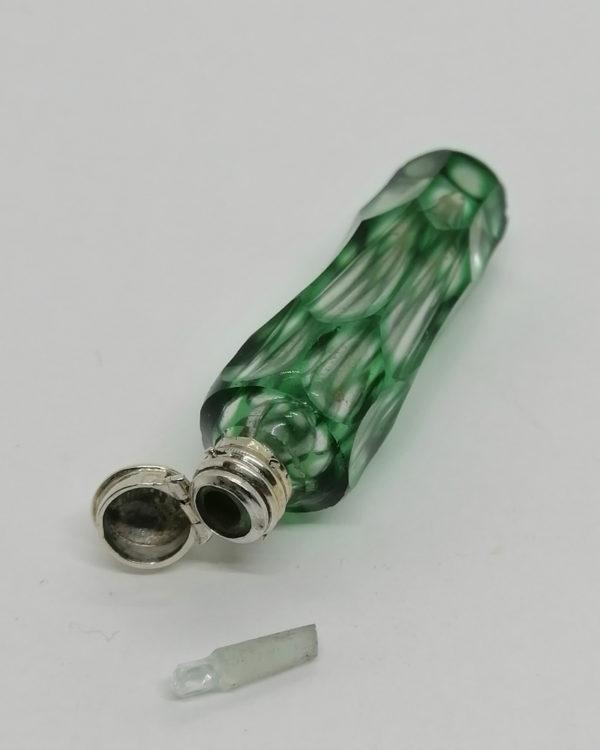 Flacon à sels ou de pâmoison, petit et rare modèle de couleur vert, vers 1860. – Image 5