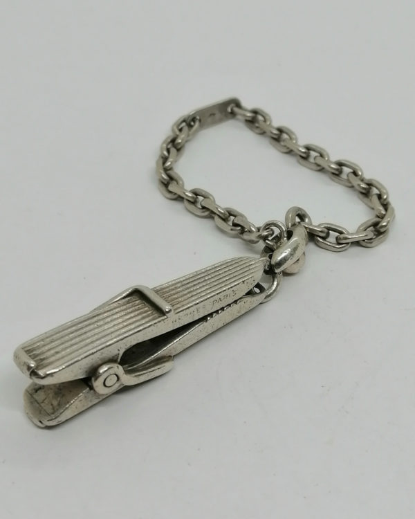 Porte-clef en forme de pince à linge, argent massif signé Hermès Paris.