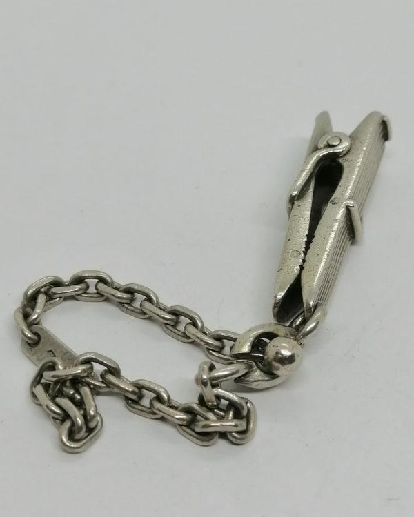 Porte-clef en forme de pince à linge, argent massif signé Hermès Paris. – Image 2