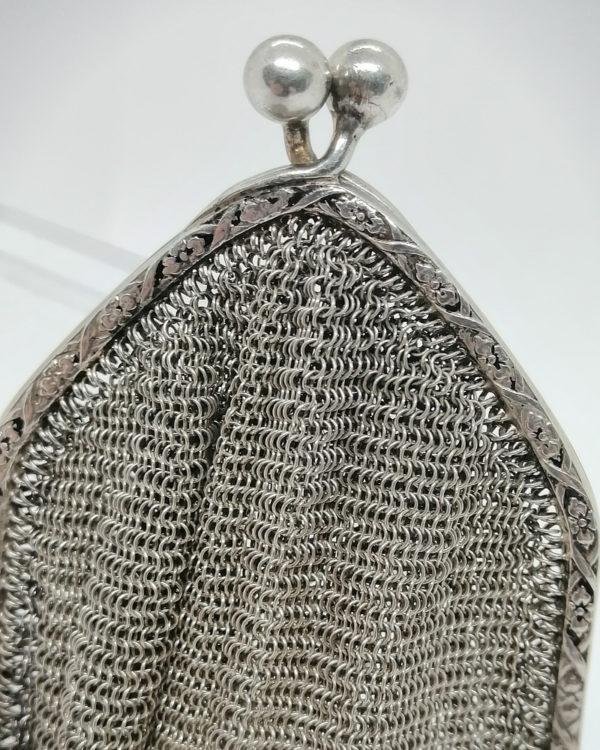 Aumônière, de forme particulière en cotte de maille , argent massif vers 1900. – Image 3