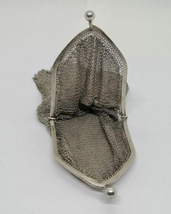 Aumônière, de forme particulière en cotte de maille , argent massif vers 1900. – Image 5