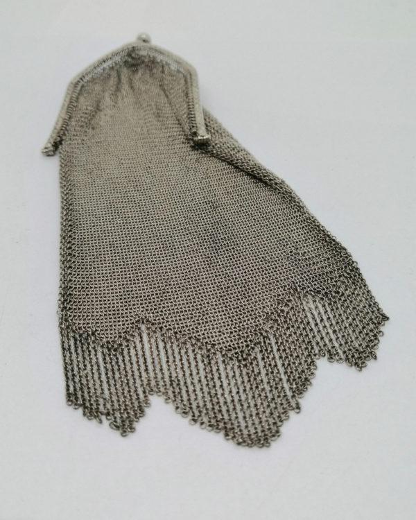 Aumônière, de forme particulière en cotte de maille , argent massif vers 1900. – Image 4