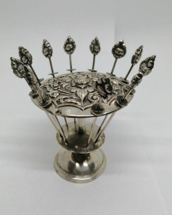 Support et piques à apéritif en argent massif, Indonésie vers 1900-30.
