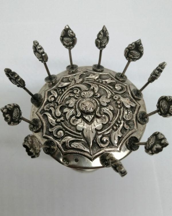 Support et piques à apéritif en argent massif, Indonésie vers 1900-30. – Image 2