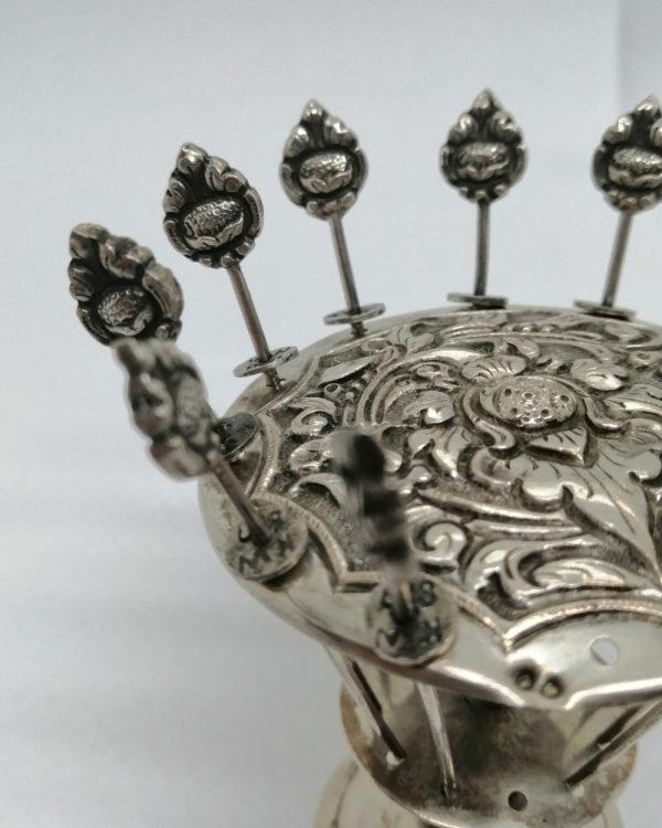 Support et piques à apéritif en argent massif, Indonésie vers 1900-30. – Image 3