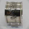 Rond de serviette, argent massif, motif floral Art Nouveau vers 1900.
