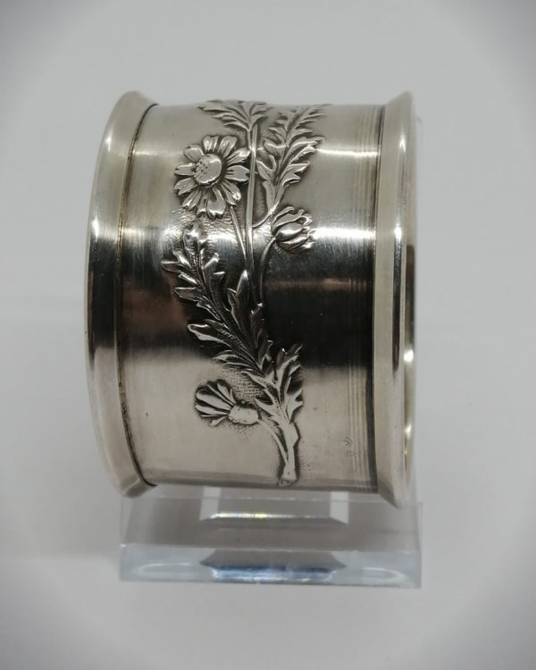 Rond de serviette, argent massif, motif floral Art Nouveau vers 1900.