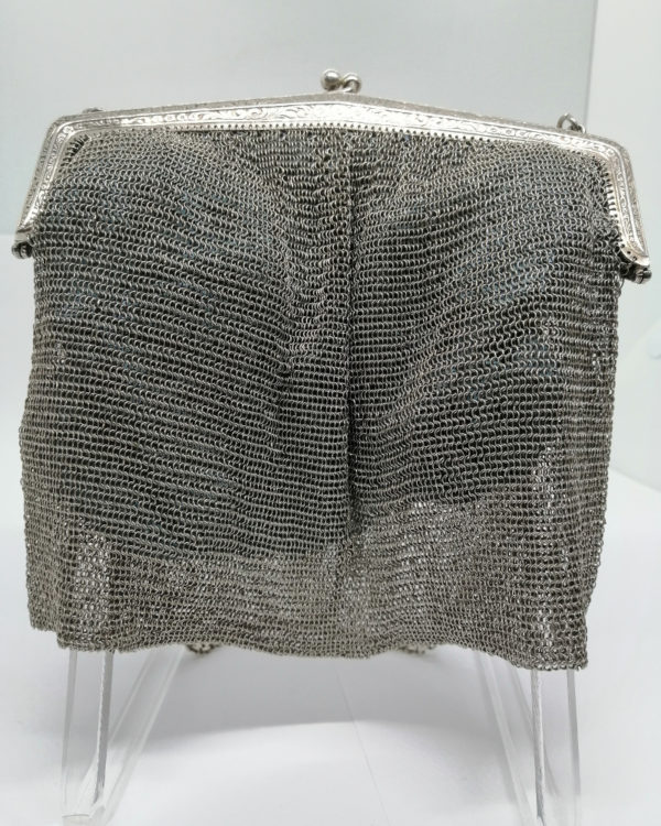 Sac de soirée, décor floral et feuillagé, en cotte de maille argent massif, 1900-20.