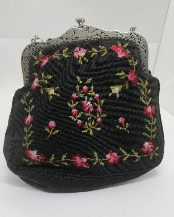 Sac de soirée en broderie décor floral, et monture argent massif, décor d'animaux.