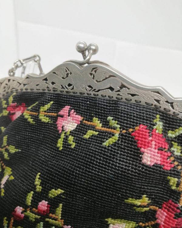 Sac de soirée en broderie décor floral, et monture argent massif, décor d'animaux. – Image 3
