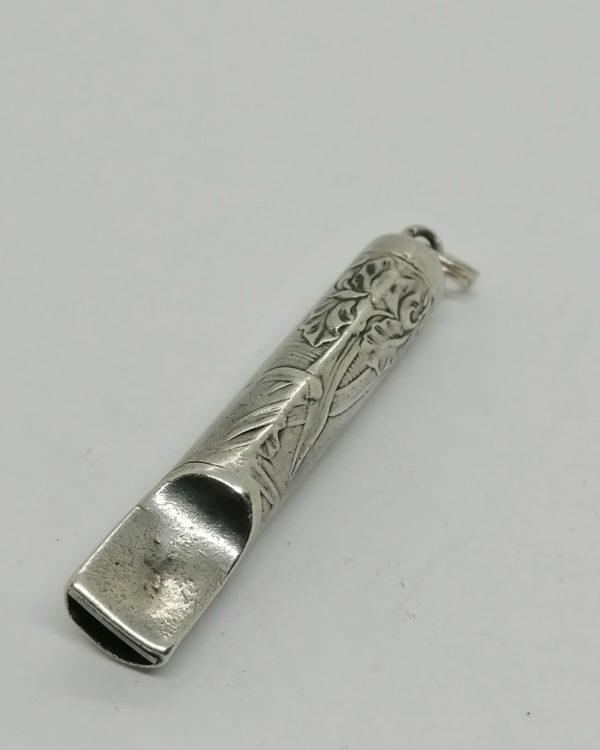 Sifflet en argent massif avec décor floral, Art Nouveau vers 1900. – Image 2