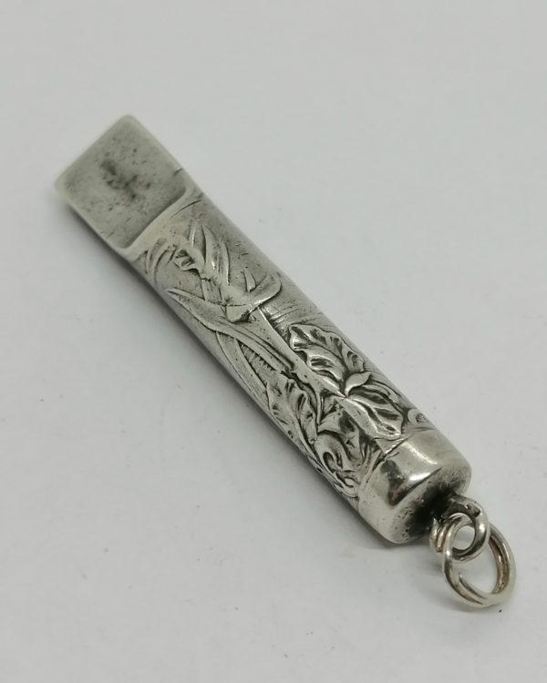 Sifflet en argent massif avec décor floral, Art Nouveau vers 1900. – Image 3