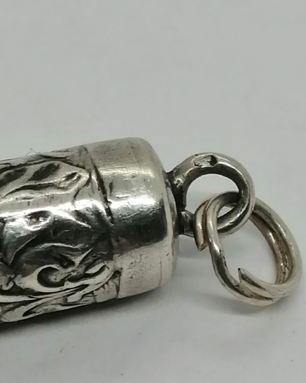 Sifflet en argent massif avec décor floral, Art Nouveau vers 1900. – Image 4