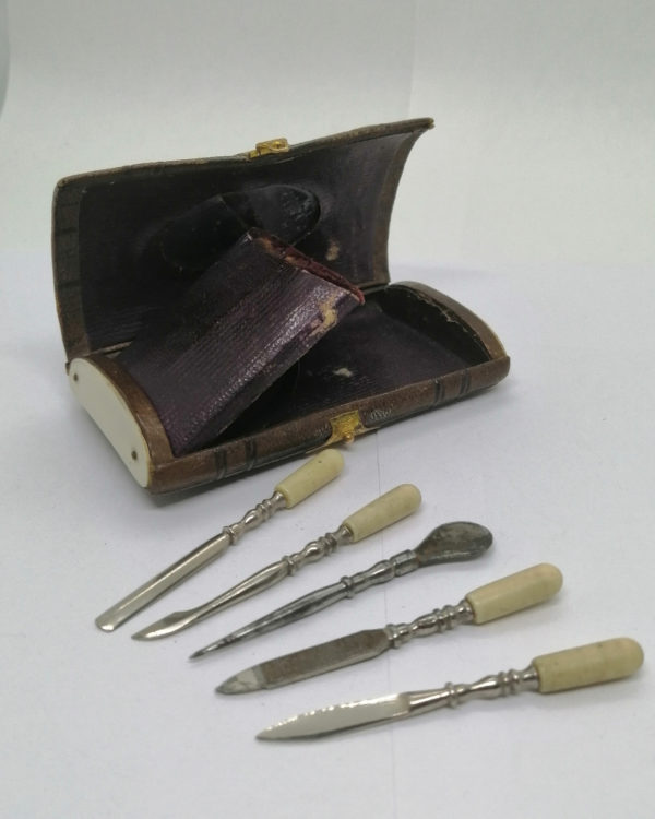 Nécessaire de manucure, dans son superbe écrin en cuir et cuivre. – Image 6