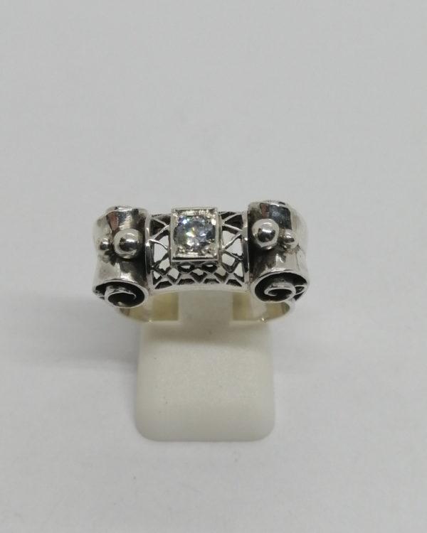 Bague argent, modèle typé Art Déco, ajourée, rouleaux façon parchemin et sertie d'un zirconium.