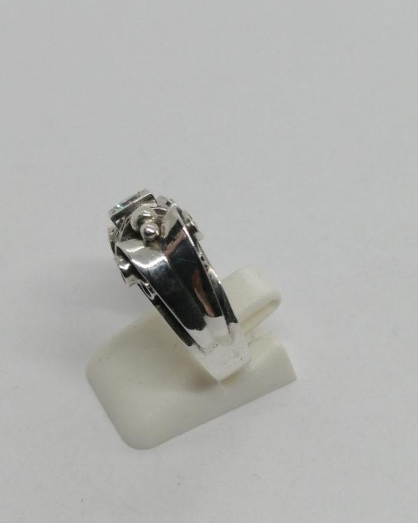 Bague argent, modèle typé Art Déco, ajourée, rouleaux façon parchemin et sertie d'un zirconium. – Image 2