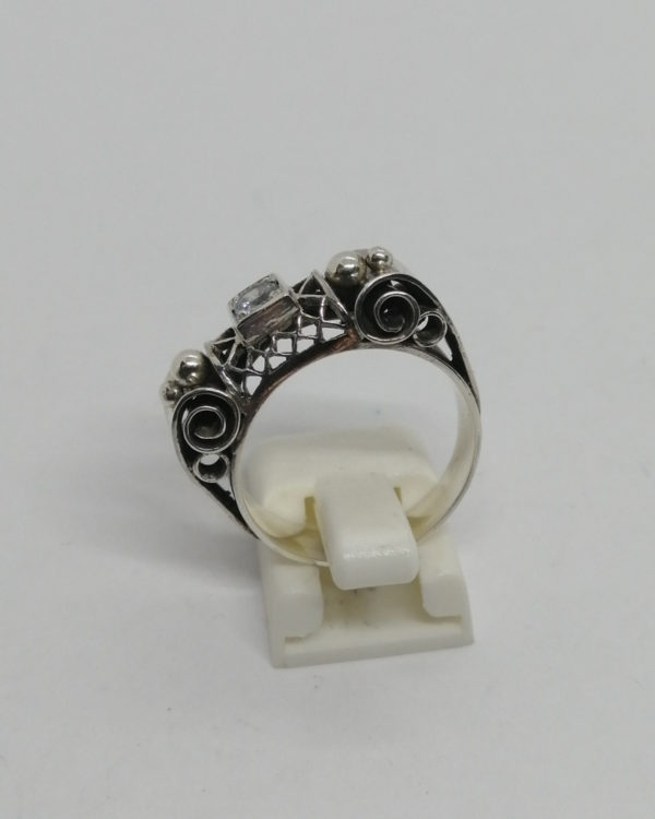 Bague argent, modèle typé Art Déco, ajourée, rouleaux façon parchemin et sertie d'un zirconium. – Image 3
