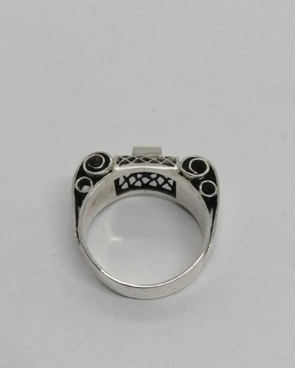 Bague argent, modèle typé Art Déco, ajourée, rouleaux façon parchemin et sertie d'un zirconium. – Image 4