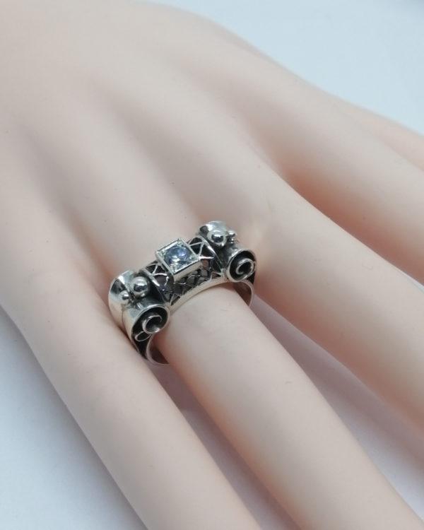 Bague argent, modèle typé Art Déco, ajourée, rouleaux façon parchemin et sertie d'un zirconium. – Image 5