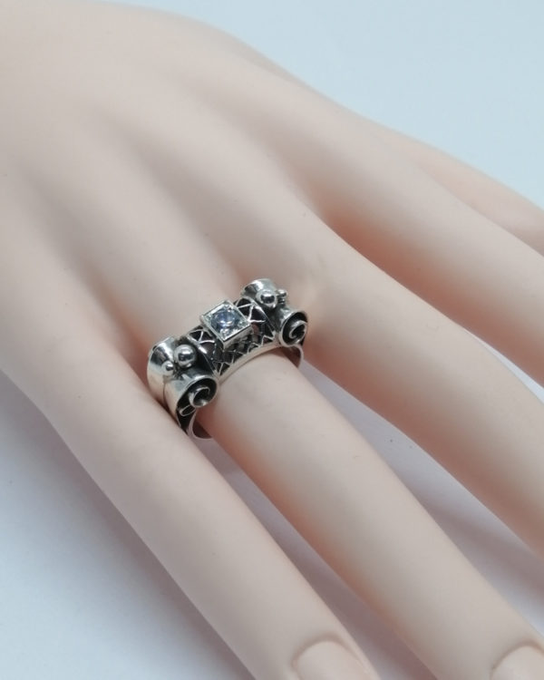Bague argent, modèle typé Art Déco, ajourée, rouleaux façon parchemin et sertie d'un zirconium. – Image 6