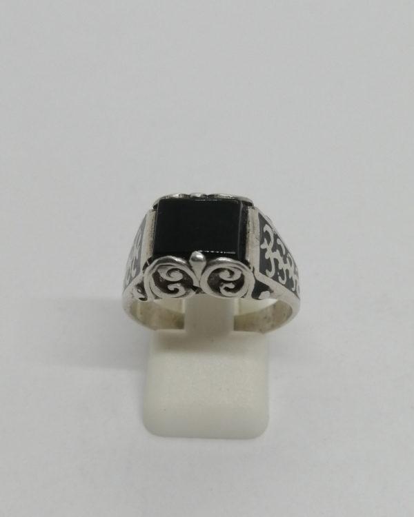 Bague argent, chevalière avec onyx et émail noir cloisonné, vers 1900-20.
