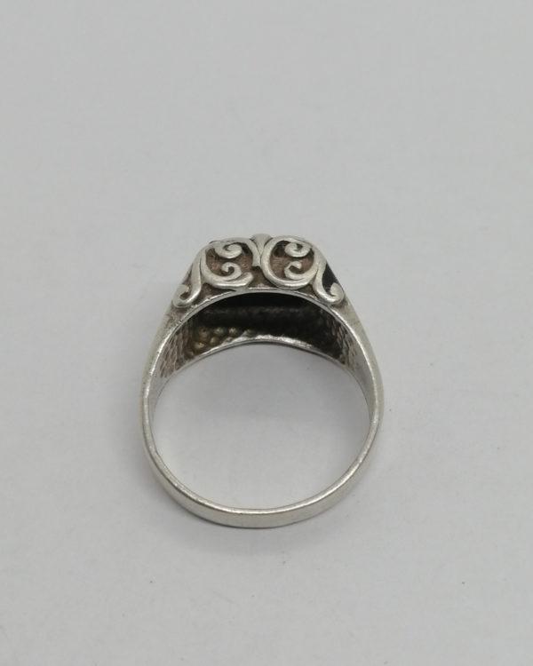 Bague argent, chevalière avec onyx et émail noir cloisonné, vers 1900-20. – Image 4