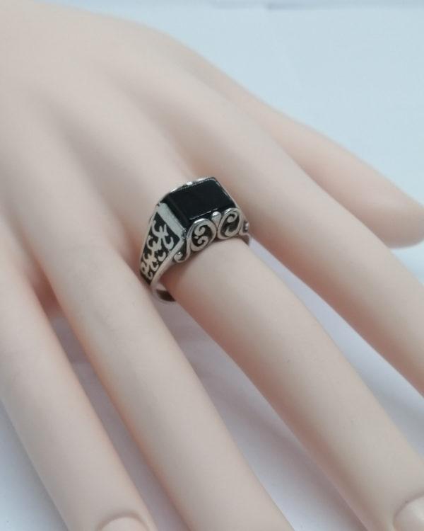 Bague argent, chevalière avec onyx et émail noir cloisonné, vers 1900-20. – Image 6